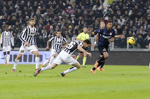 Il gol dell'1-0 di Lichtsteiner. LaPresse